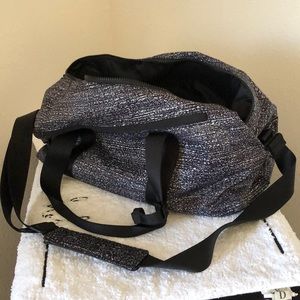 Lululemon duffel bag. Black/white.